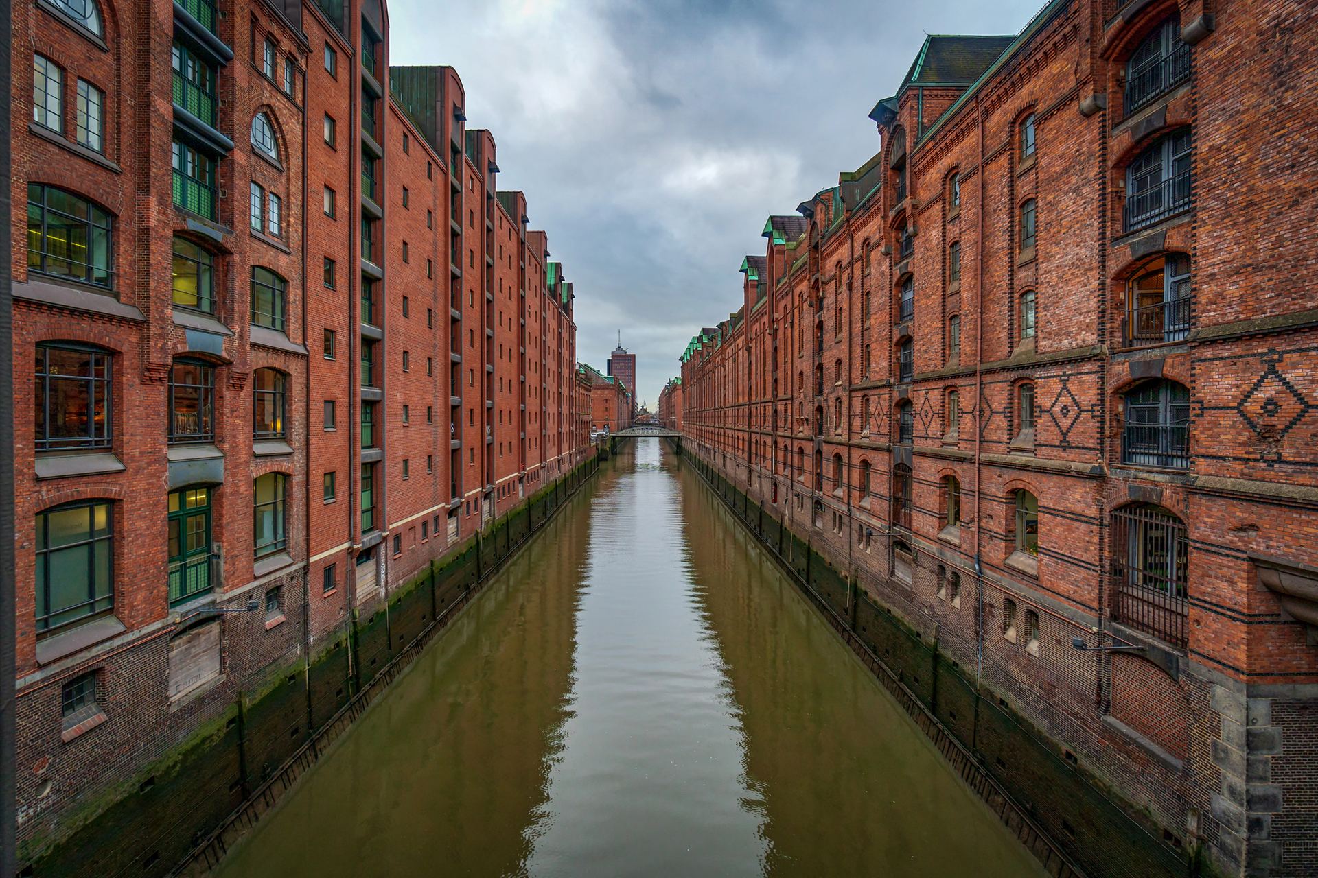 Hamburger Speicherstadt mit Fleet - Storetown Media, E-Commerce Agentur aus Hamburg und Tornesch